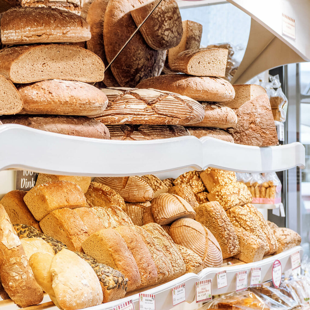 Entdecken Sie unser vielseitiges Sortiment an Steinmühlenbroten in Bio-Qualität - vom saftigen Vollkornbrot bis zum herzhaften Gewürzbrot ist alles dabei