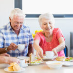 Senioren essen gemeinsam zu Mittag © Wavebreakmedia - depositphotos.com