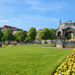 Schlossplatz mit brunnen in stuttgart, deutschland © SimonDannhauer - depositphotos.com